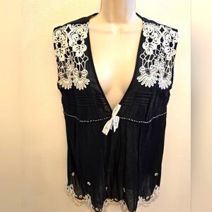 EUC Matty M Ladies Black Sleeveless Top with Lace Details